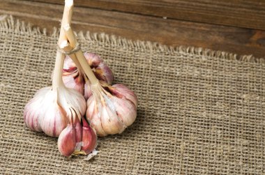 Organik sarımsak ahşap bir masa içinde belgili tanımlık geçmiş