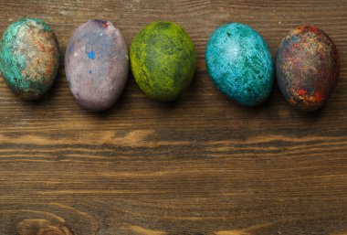 Tahta bir masada paskalya yumurtası.