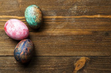 Tahta bir masada paskalya yumurtası.