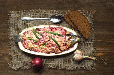  salata ringa backgro ahşap bir masa üzerinde bir kürk manto altında
