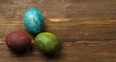 Tahta bir masada paskalya yumurtası.