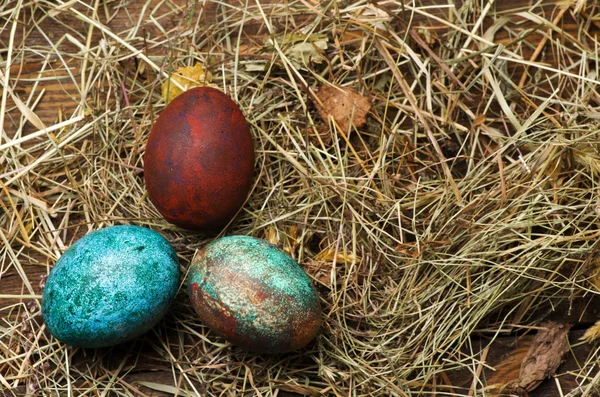 Ovos de Páscoa em uma mesa de madeira. — Fotografia de Stock