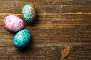 Ahşap arka plan üzerinde yuvadaki yumurta.