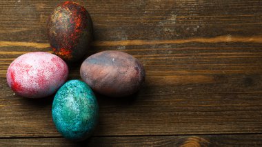 Ahşap arka plan üzerinde yuvadaki yumurta.