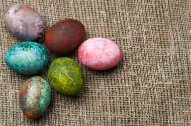 Ahşap arka plan üzerinde yuvadaki yumurta.