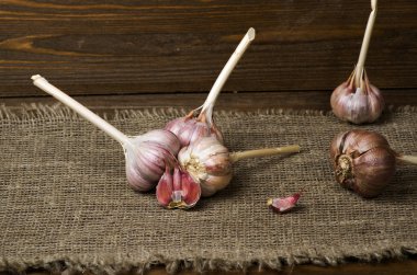 Organik sarımsak ahşap bir masa içinde belgili tanımlık geçmiş