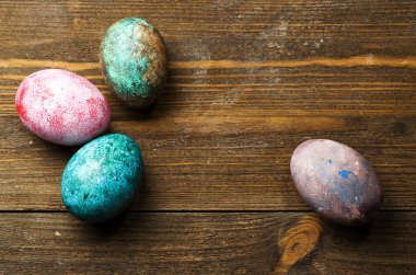 Tahta bir masada paskalya yumurtası.