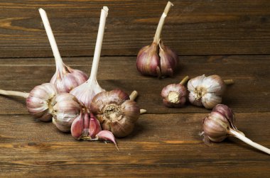 Organik sarımsak ahşap bir masa içinde belgili tanımlık geçmiş