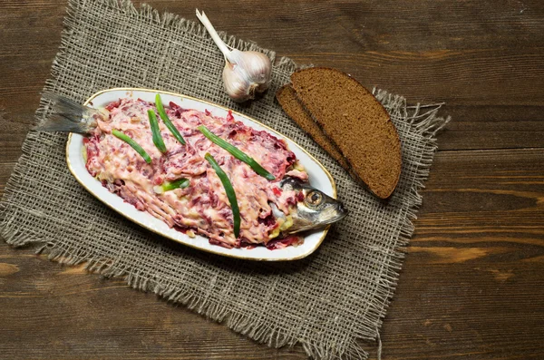  salata ringa backgro ahşap bir masa üzerinde bir kürk manto altında