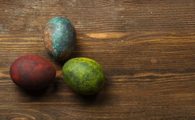 Tahta bir masada paskalya yumurtası.