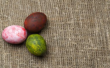 Tahta bir masada paskalya yumurtası.