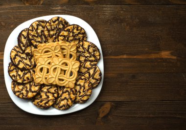 ahşap arka plan üzerinde bir tepside kurabiye.