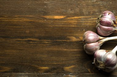 Organik sarımsak ahşap bir masa içinde belgili tanımlık geçmiş