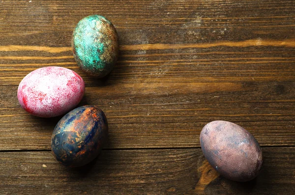 Huevos de Pascua en una mesa de madera. — Foto de Stock