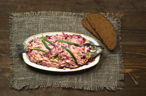  salata ringa backgro ahşap bir masa üzerinde bir kürk manto altında