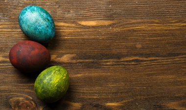 Tahta bir masada paskalya yumurtası.