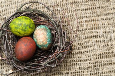 Ahşap arka plan üzerinde yuvadaki yumurta.