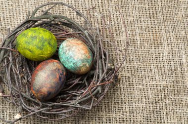 Ahşap arka plan üzerinde yuvadaki yumurta.