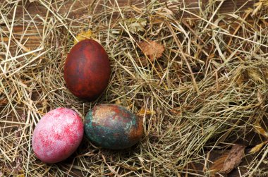 Tahta bir masada paskalya yumurtası.