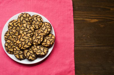 ahşap arka plan üzerinde bir tepside kurabiye.