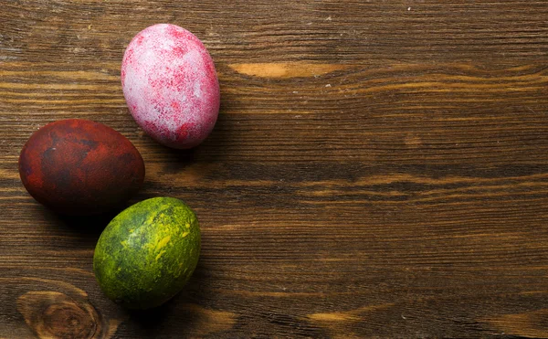 Huevos de Pascua en una mesa de madera. — Foto de Stock
