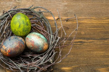 Ahşap arka plan üzerinde yuvadaki yumurta.