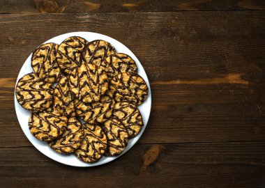 ahşap arka plan üzerinde bir tepside kurabiye.