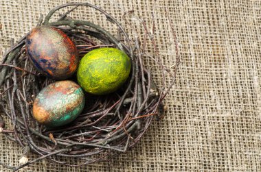 Ahşap arka plan üzerinde yuvadaki yumurta.