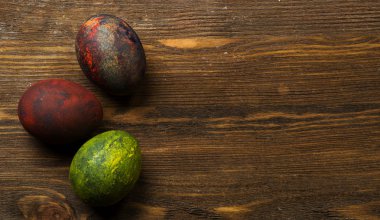 Tahta bir masada paskalya yumurtası.