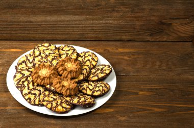 ahşap arka plan üzerinde bir tepside kurabiye.