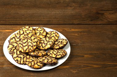 ahşap arka plan üzerinde bir tepside kurabiye.