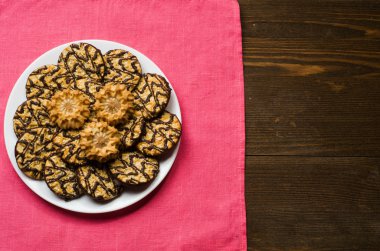 Çerezler dokulu bir arka plan üzerinde. Rustik tarzı