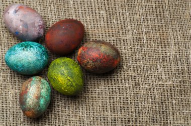 Tahta bir masada paskalya yumurtası.