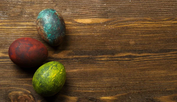 Huevos de Pascua en una mesa de madera. — Foto de Stock