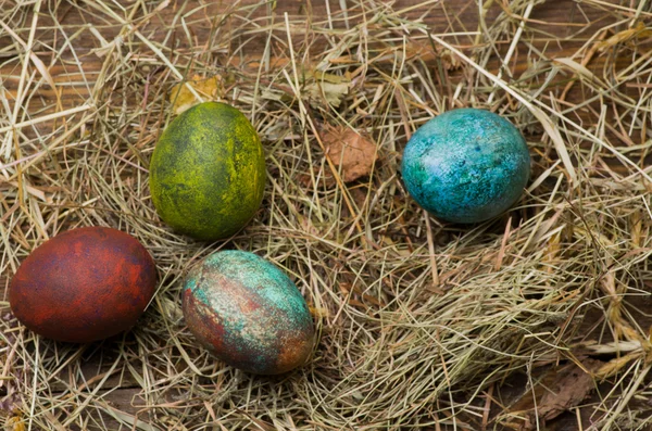 Huevos de Pascua en una mesa de madera. — Foto de Stock