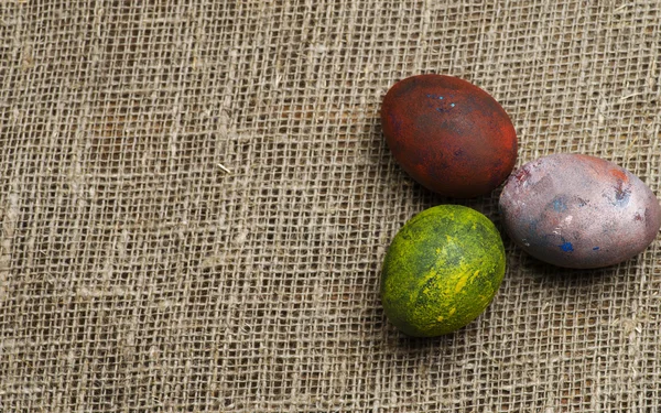 Ovos de Páscoa em uma mesa de madeira. — Fotografia de Stock