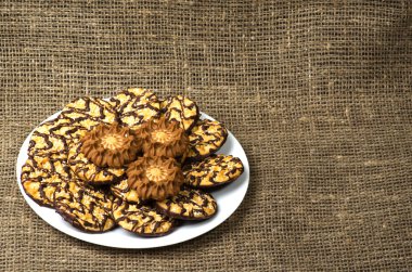 ahşap arka plan üzerinde bir tepside kurabiye.