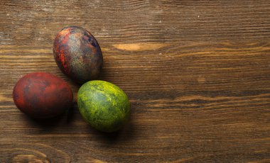 Tahta bir masada paskalya yumurtası.