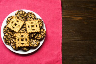 ahşap arka plan üzerinde bir tepside kurabiye.