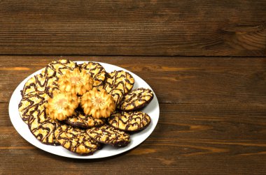 ahşap arka plan üzerinde bir tepside kurabiye.