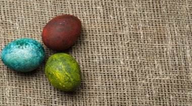 Tahta bir masada paskalya yumurtası.