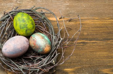 Ahşap arka plan üzerinde yuvadaki yumurta.