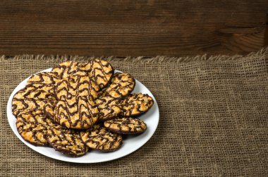 ahşap arka plan üzerinde bir tepside kurabiye.