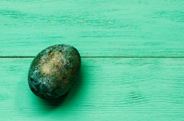 Tahta bir masada paskalya yumurtası.