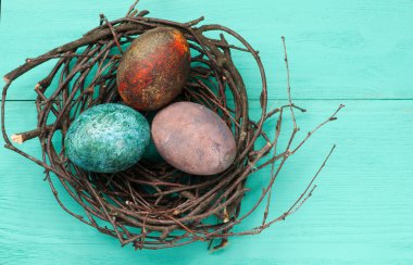 Ahşap arka plan üzerinde yuvadaki yumurta.