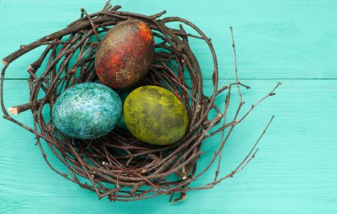 Ahşap arka plan üzerinde yuvadaki yumurta.