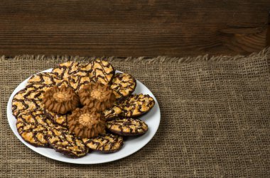 ahşap arka plan üzerinde bir tepside kurabiye.