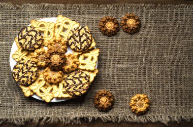 Çerezler dokulu bir arka plan üzerinde. Rustik tarzı