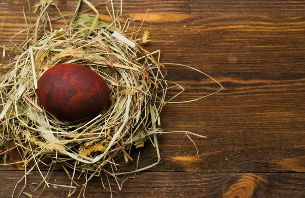 Wielkanocne jaja w gnieździe na drewniane tła. — Zdjęcie stockowe