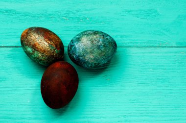 Tahta bir masada paskalya yumurtası.